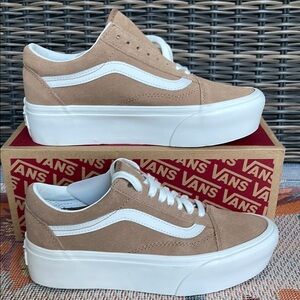 Women's Vans Old Skool
StackedBurro/True White
Platforms Sneakers